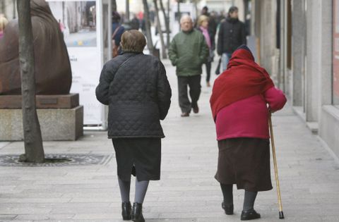 El alto envejecimiento y el hecho de tener las pensiones ms bajas aumenta el riesgo de pobreza. 