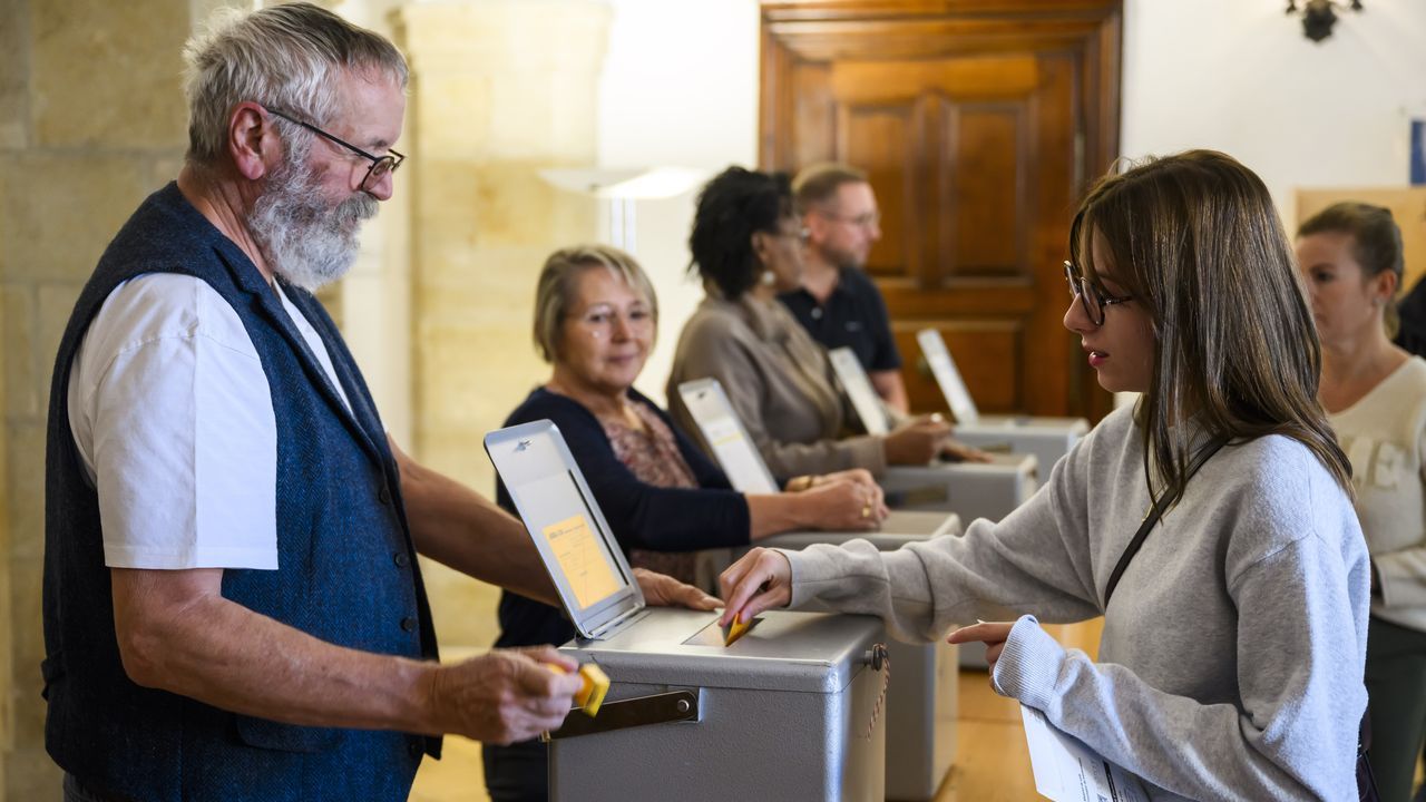 La ultraderecha gana las parlamentarias suizas, se aleja de la UE y