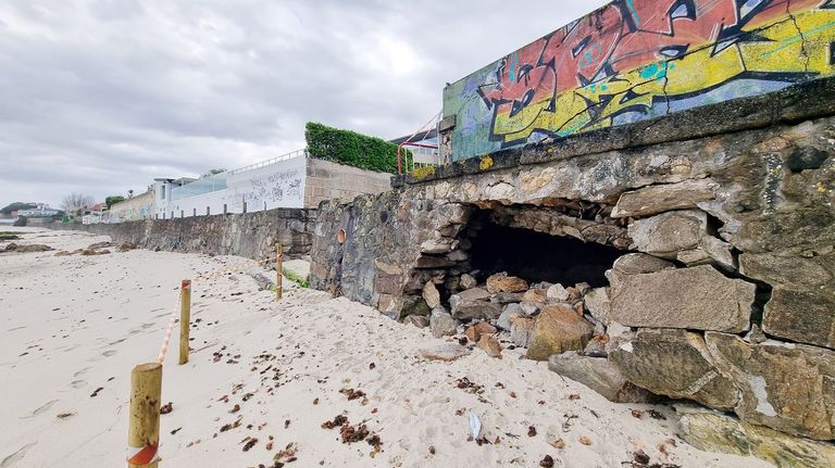 Alerta vecinal por el riesgo de colapso de dos muros en la costa de Canido