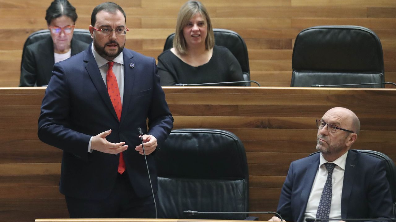Denuncias por publicidad sexista en Asturias. El presidente del Principado, Adrián Barbón, durante su intervención este miércoles en el pleno de la Junta General del Principado.