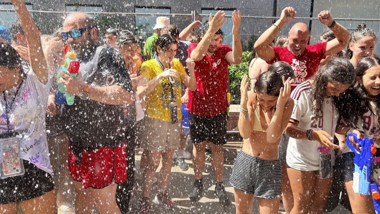 ¿Es una irresponsabilidad la Festa da Auga de Vilagarcía en plena sequía?: el consumo de ese día está por debajo de la media en verano