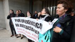 Los avogados del turno de oficio en huelga se concentran en el juzgado de Vilagarca