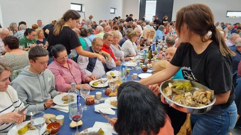 Cientos de personas disfrutaron del cordero asado