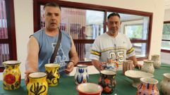 Agustín Santiago, a la izquierda, y Roberto Lorenzo, diagnosticados con esquizofrenia y usuarios de la asociación Alba de Pontevedra, muestran las piezas de cerámica que hacen en su centro.