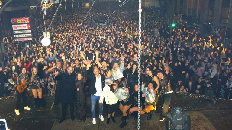 Cerca de 10.000 personas brindan por el nuevo año en la prefiesta de O Porriño