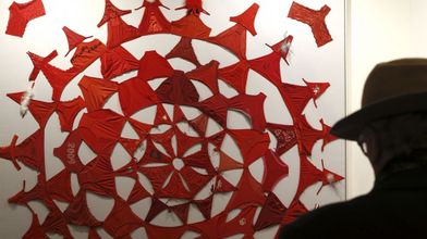 Una persona obseva la obra «Mandala (rojo)», 2012, de Pilar Albarracín, expuesta en la feria de arte contemporáneo.