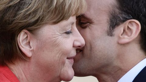 La canciller alemana Angela Merkel y el presidente francs Emmanuel Macron se saluda antes de su reunin en Berln