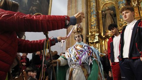 La tradicin religiosa dice que las cintas de San Blas protegen contra los males de garganta