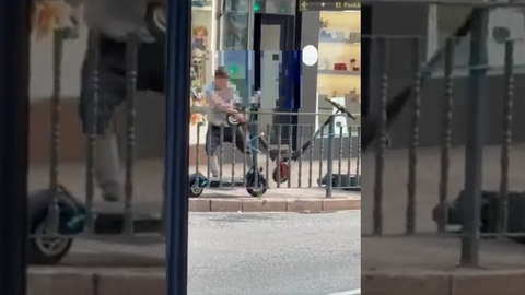 Pillan a un joven robando un patinete el�ctrico a plena luz del d�a en el centro de Oviedo