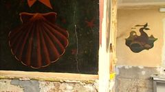 Al fondo, mural de la ballena de Lugrs perdido en el restaurante de la coruesa calle Olmos.
