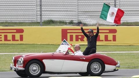 Fernando Alonso de McLaren agita una bandera de México en el Gran Premio de México de Formula Uno