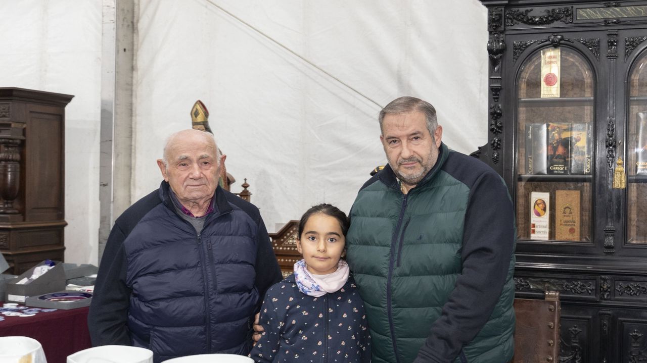 Manuel Pieiro, a la derecha, con su padre, Csar, y su hija, ayer en la Feira de Antigidades e Artesana de A Pontenova