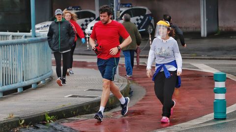 Gente caminando o corriendo por Pontevedra