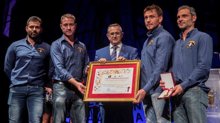 l alcalde la Unión y presidente de la Fundación Cante de las Minas, Pedro López Milán (c), ha entregado el Castillete de Oro a la Brigada de Salvamento Minero de Asturias momentos antes de la última gala flamenca de la LIX edición del Festival Internacional de Cante de las Minas ofrecida esta noche en el Mercado Público de La Unión, en Murcia.
