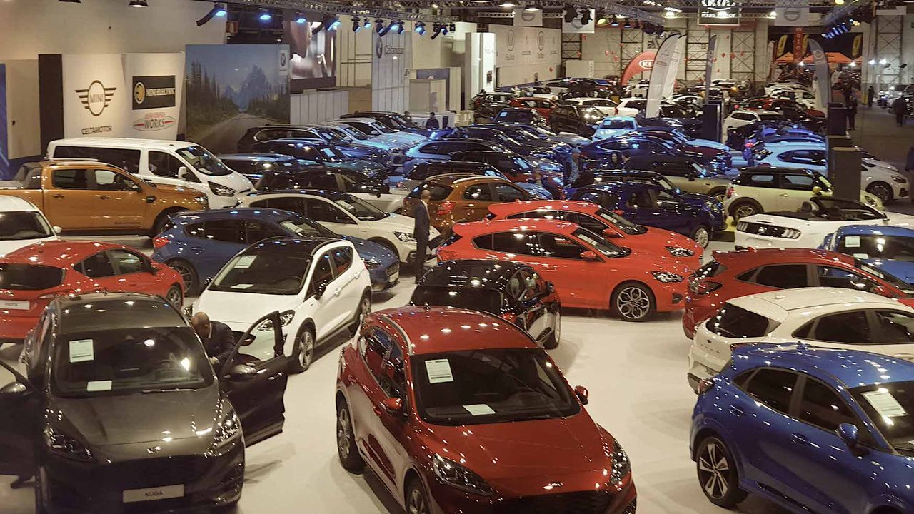 Las imágenes del acto de despedida del buque logístico australiano.Un gato rescatado de un contenedor de basura, recibe los cuidados de una voluntaria en la protectora de animales de Vilagarcía. 3/04/2021