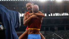 La venezolana Yulimar Rojas celebra lo logrado con Ana Peleteiro tras batir el récord del mundo