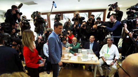 Momento de la votacin de Pedro Snchez (PSOE) en Pozuelo de Alarcn