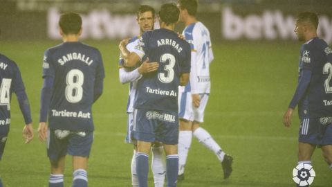 Arribas saluda a Rubn Prez tras el Legans-Oviedo