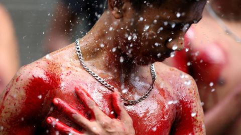 Un musulmán chií sangra después de cortarse mientras participa en el festival de Ashura en una mezquita en el centro de Yangon, Myanmar