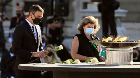 El presidente del Gobierno, Pedro Snchez realiza una ofrenda floral en el pebetero central 