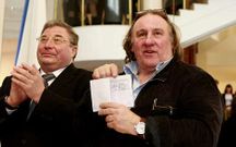 Depardieu muestra exultante su permiso de residencia.