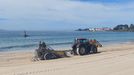 Tractor limpiando la arena de la playa de Silgar, en Sanxenxo, durante esta semana