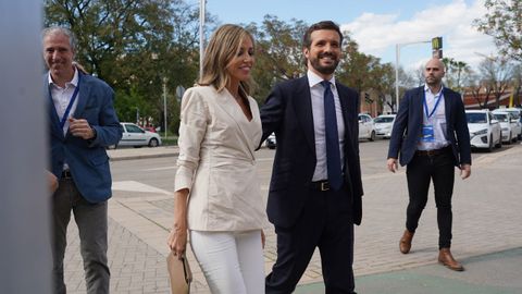 Casado y su esposa llegan al Palacio de Congresos de Sevilla