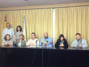 Los funcionarios de Familia y el sindicalista Pablo Valeiras, hoy en una rueda de prensa