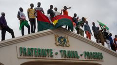 Ciudadanos nigerinos se manifiestan en favor de los golpistas el jueves en Niamey, la capital del país.