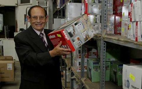 Antonio Queijo en el almacn que la empresa tiene el polgono de A Grela.