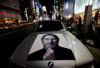 Una foto de Steve Jobs sobre el cap de un coche aparcado en un barrio de Tokio el mes pasado.<span lang= es-es > </span><span lang= es-es >Toru Hanai </span><span lang= es-es >reuters</span>