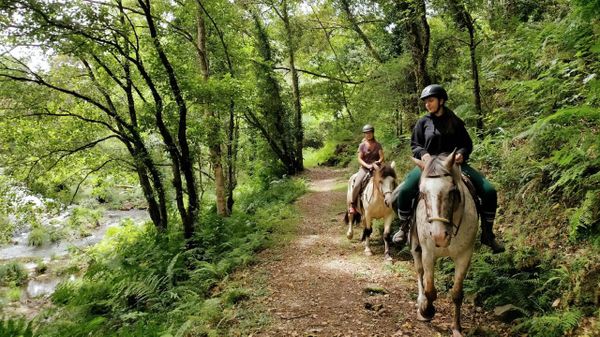 A caballo por el r�o Sor, en Ma��n, con la Granja Labrada