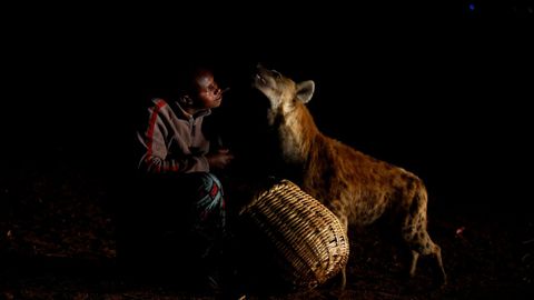 Abbas Yusuf posa con una hiena a las afueras de Harar. Este joven etope de 23 aos es conocido como El hombre hiena. 