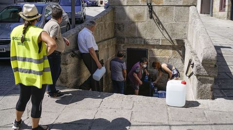 Vecinos de Ribadavia recogiendo agua de una fuente