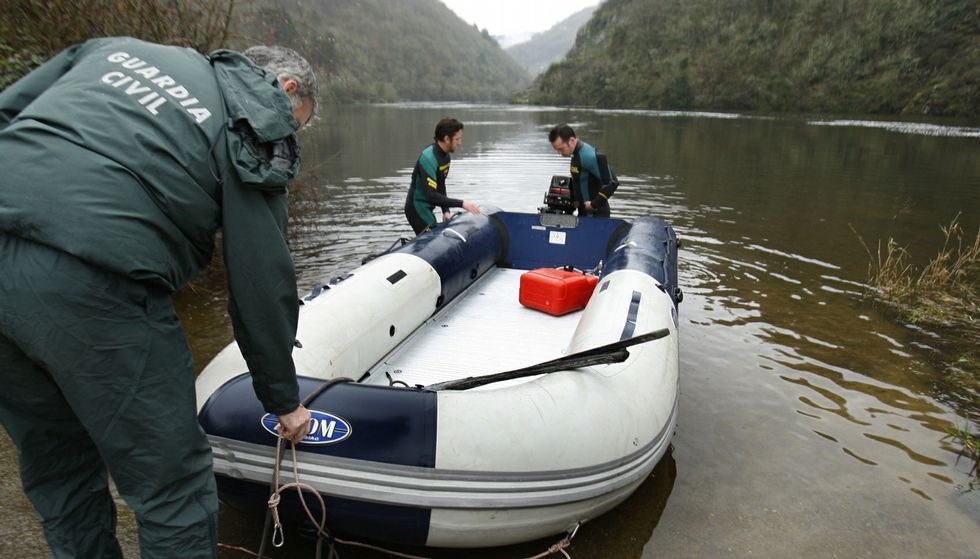 Agentes especializados de la Guardia Civil durante la b�squeda del vecino de L�ncara cuyo cad�ver apareci� en el Mi�o. 