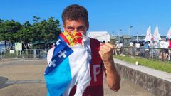 Nico Rodrúíguez, en la isla de Enoshima, celebra con la bandera gallega la medalla de bronce