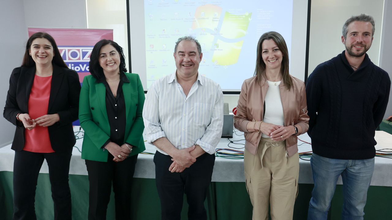 Olga Louzao, Elena Candia, Lara M�ndez e Rub�n Arroxo xunto ao moderador, F�lix Jorquera