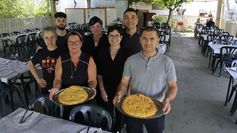 El equipo de La Casa de las Tortillas, en Cacheiras.