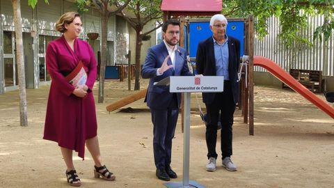 El presidente de la Generalitat, Pere Aragonès; la alcaldesa de Barcelona, Ada Colau, y el consejero de Salud, Manel Balcells, este jueves en un colegio en Barcelona en un acto contra la obesidad
