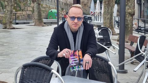 El artista Daniel Soldevilla posa con su libro en la plaza das Mercedes en Ourense