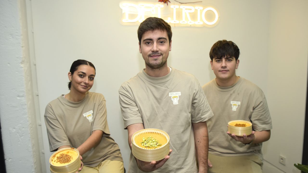 Patrimonio de Matam.Un grupo de peregrinas asiticas, ayer, a su llegada a la plaza del Obradoiro. 