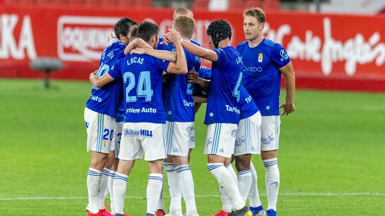 Los jugadores del Oviedo celebran la victoria en El Molinón