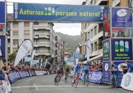 Llegada a meta, en Pola de Lena, de la primera etapa de la Vuelta a Asturias