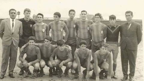 Gay, cuarto por la izquierda en la fila superior, en sus inicios como futbolista