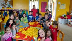 Ni�os de Poio elaborando uno de los maios de este a�o