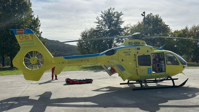 Trasladan al CHUO a un motorista herido tras una salida de vía en Rairiz de Veiga