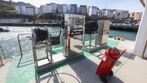 La flota pesquera reposta combustible en surtidores como este del puerto de Malpica