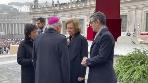 La reina emérita, Sofía, asiste al funeral del papa Benedicto XVI acompañada por el ministro Félix Bolaños
