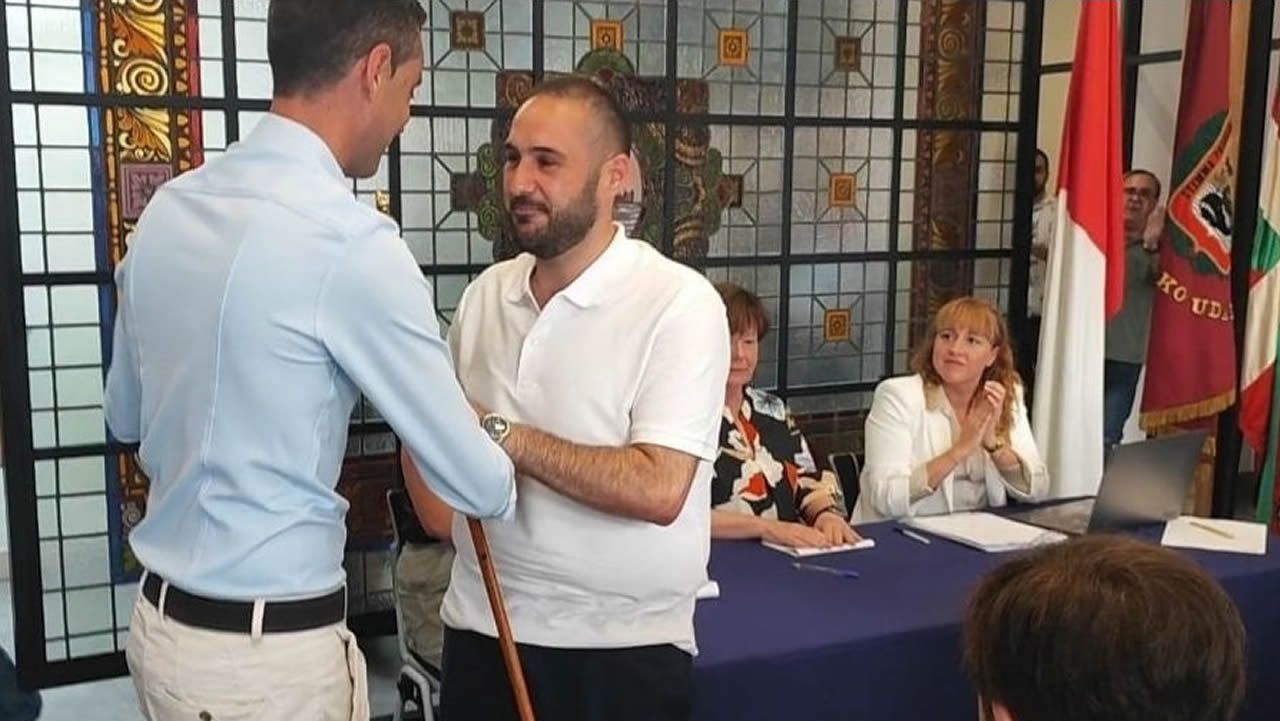 Asier Larrauri, de EH Bildu, toma posesión de su cargo como alcalde de Bermeo.