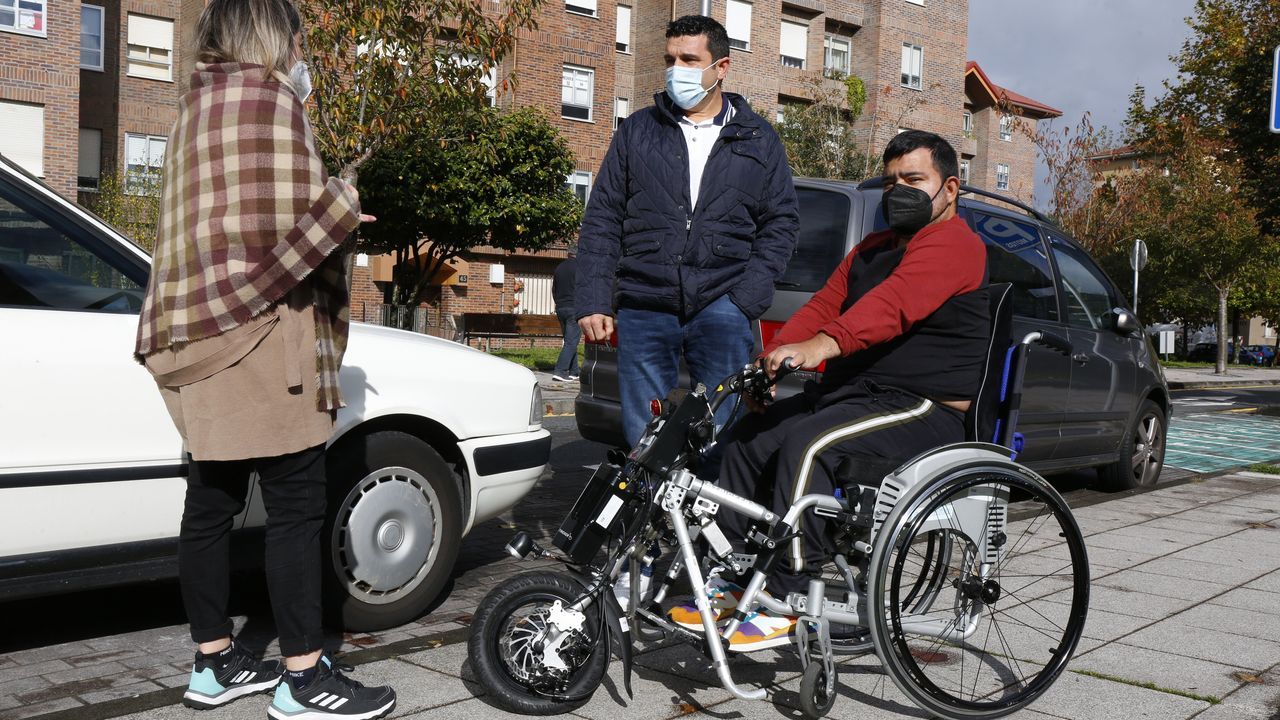 Los pueblos marineros ms bonitos de Galicia.Jenner David Ludea, con la handbike con la que har la segunda etapa del reto del Camino con Sergio Gonzlez